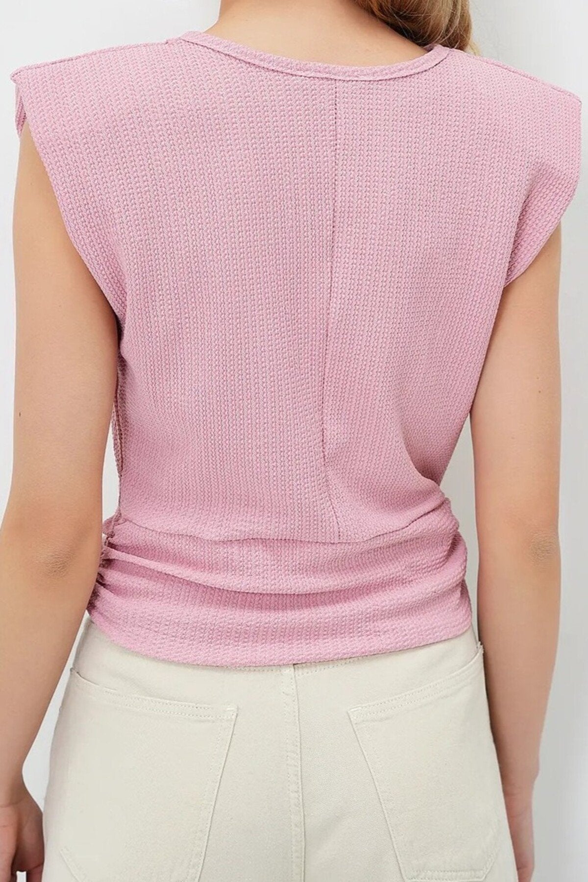 KADIN DOKULU KUMAŞ TOKA DETAYLI VATKALI BLUZ