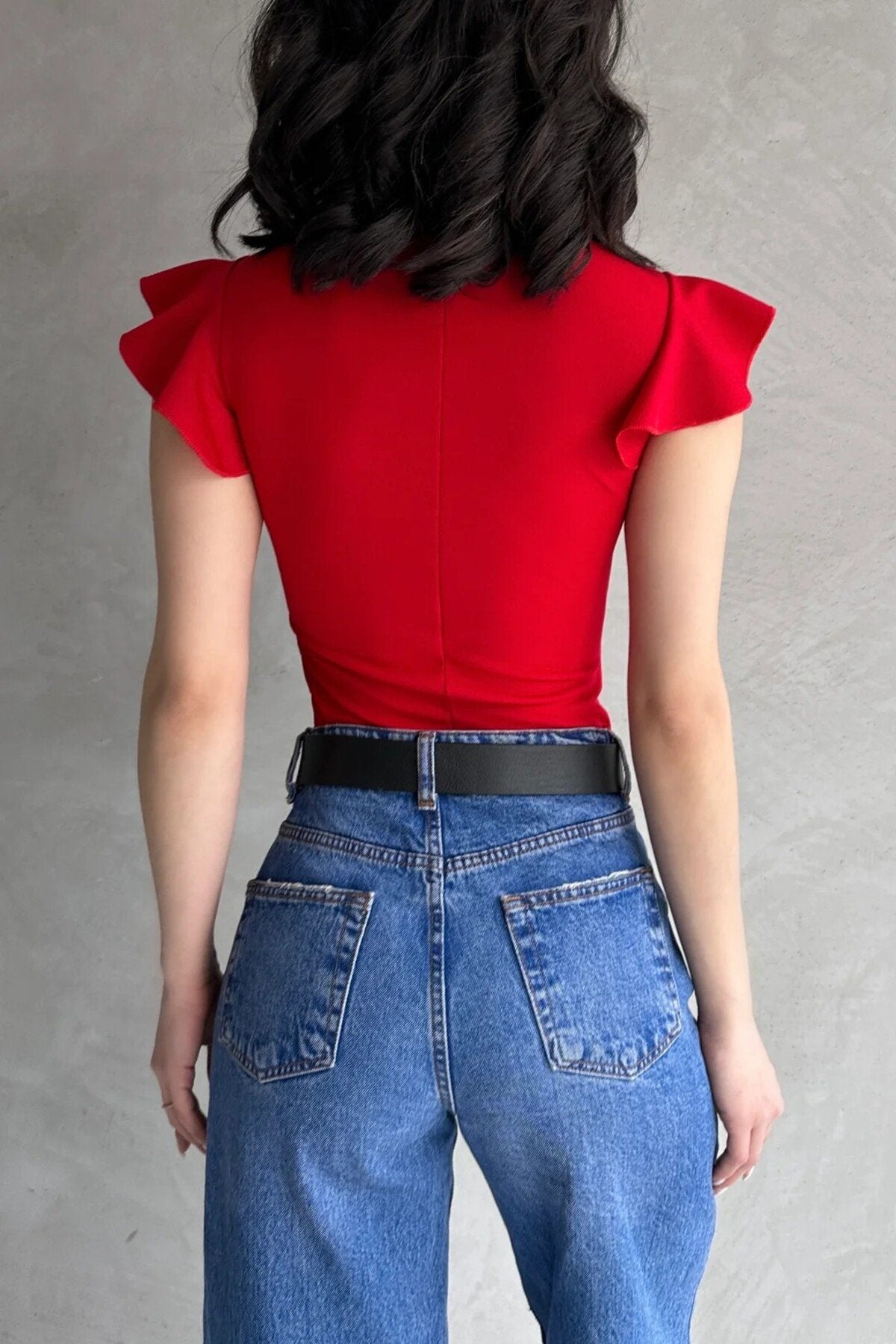 KADIN KALP YAKA ÖNÜ BÜZGÜLÜ OMUZLARI FIRFIRLI ESNEK ÖRME KUMAŞ BLUZ