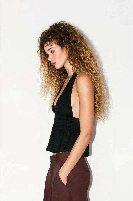 KADIN V YAKA SIRTI AÇIK DOKULU KUMAŞ ETEĞİ VOLANLI BLUZ