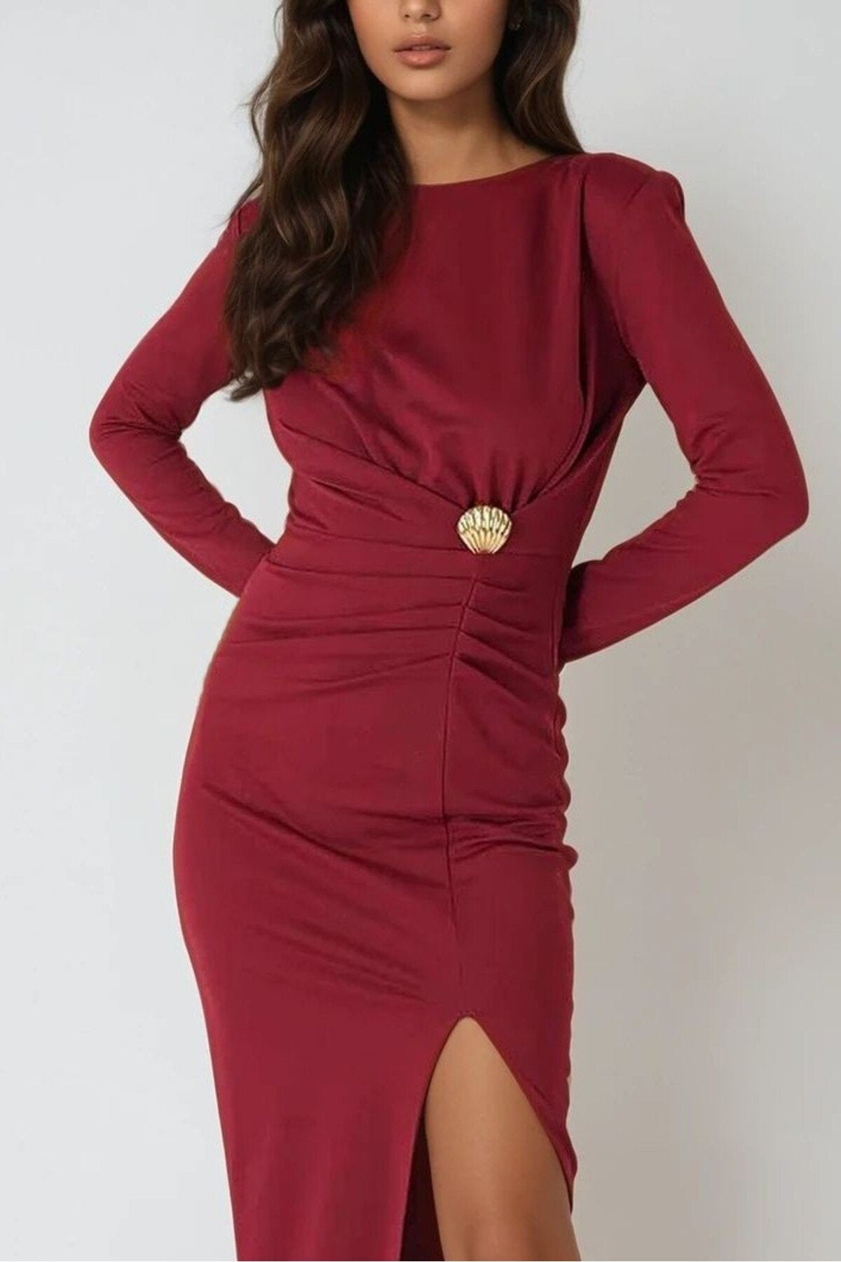 KADIN VATKALI DRAPE DETAYLI ESNEK KUMAŞ BROŞLU MİDİ BOY SÖZ DÜĞÜN NİŞAN DAVET ELBİSESİ