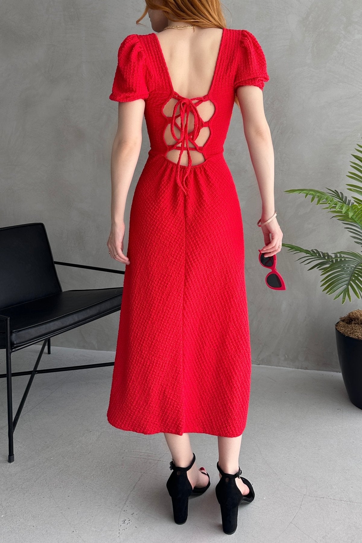 KADIN DOKULU KUMAŞ YIRTMAÇLI KARE YAKA SIRTI BAĞLAMALI ELBİSE