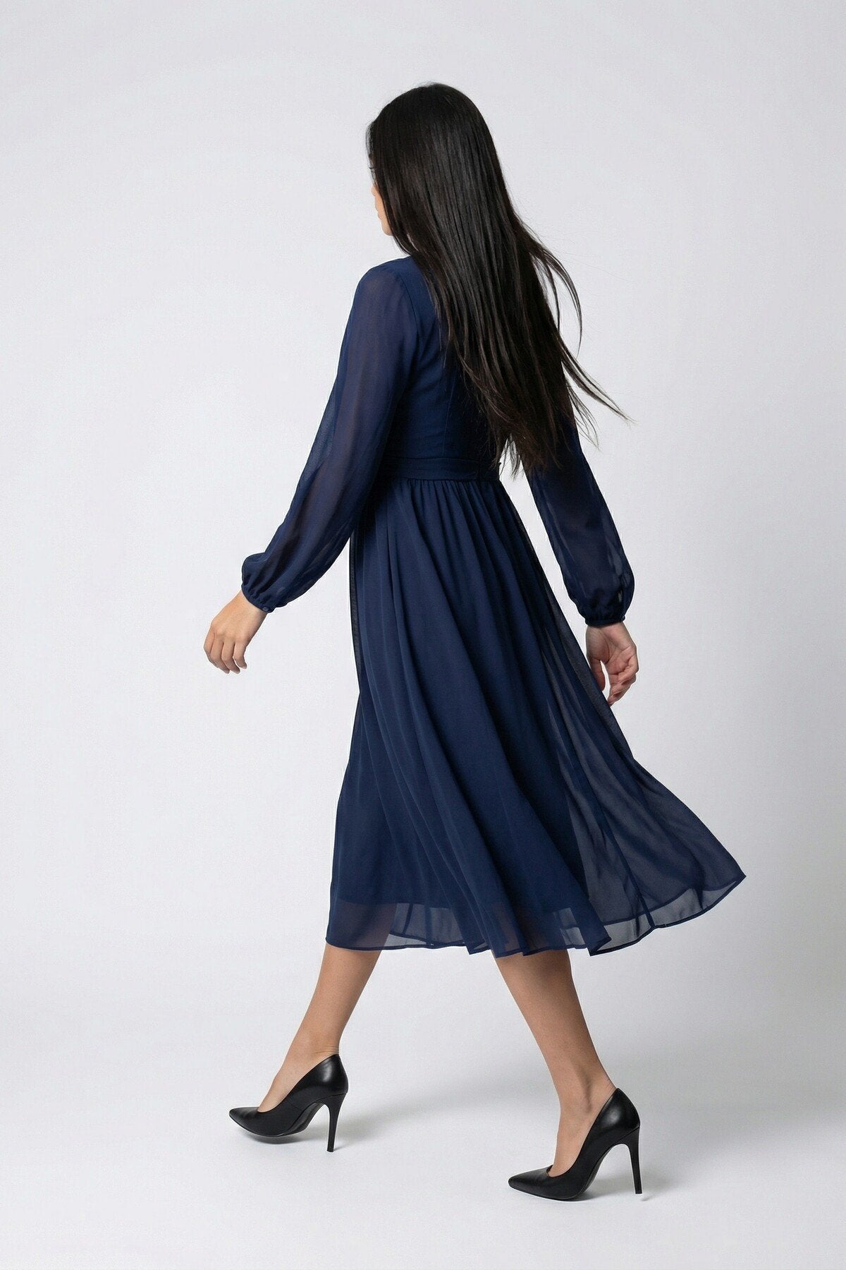 KADIN YARIM BALIKÇI YAKA BÜZGÜ DETAYLI ASTARLI MİDİ BOY ŞİFON ELBİSE