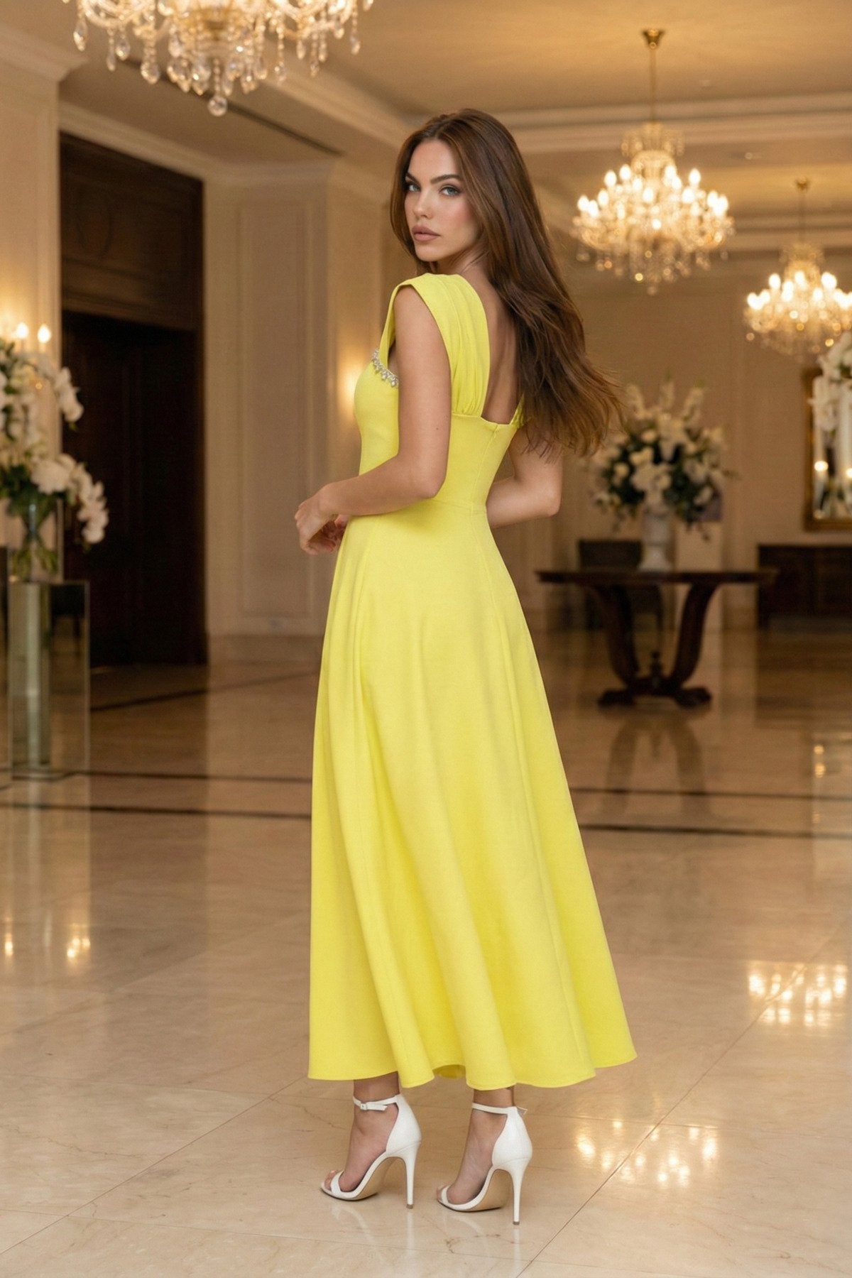 KADIN YAKASI TAŞ AKSESUAR DETAYLI ATLAS KUMAŞ UZUN BOY ETEĞİ KLOŞ ABİYE DÜĞÜN NİŞAN DAVET ELBİSESİ