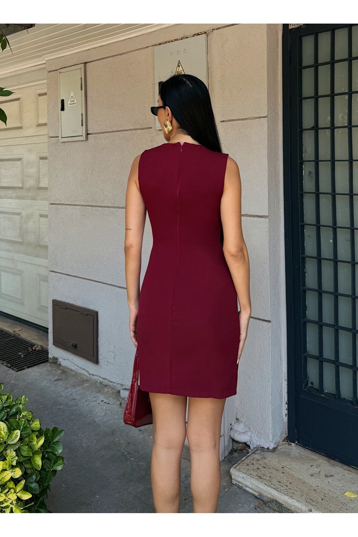 KADIN DÜĞME DETAYLI KOLSUZ YIRTMAÇLI ATLAS KUMAŞ ELBİSE