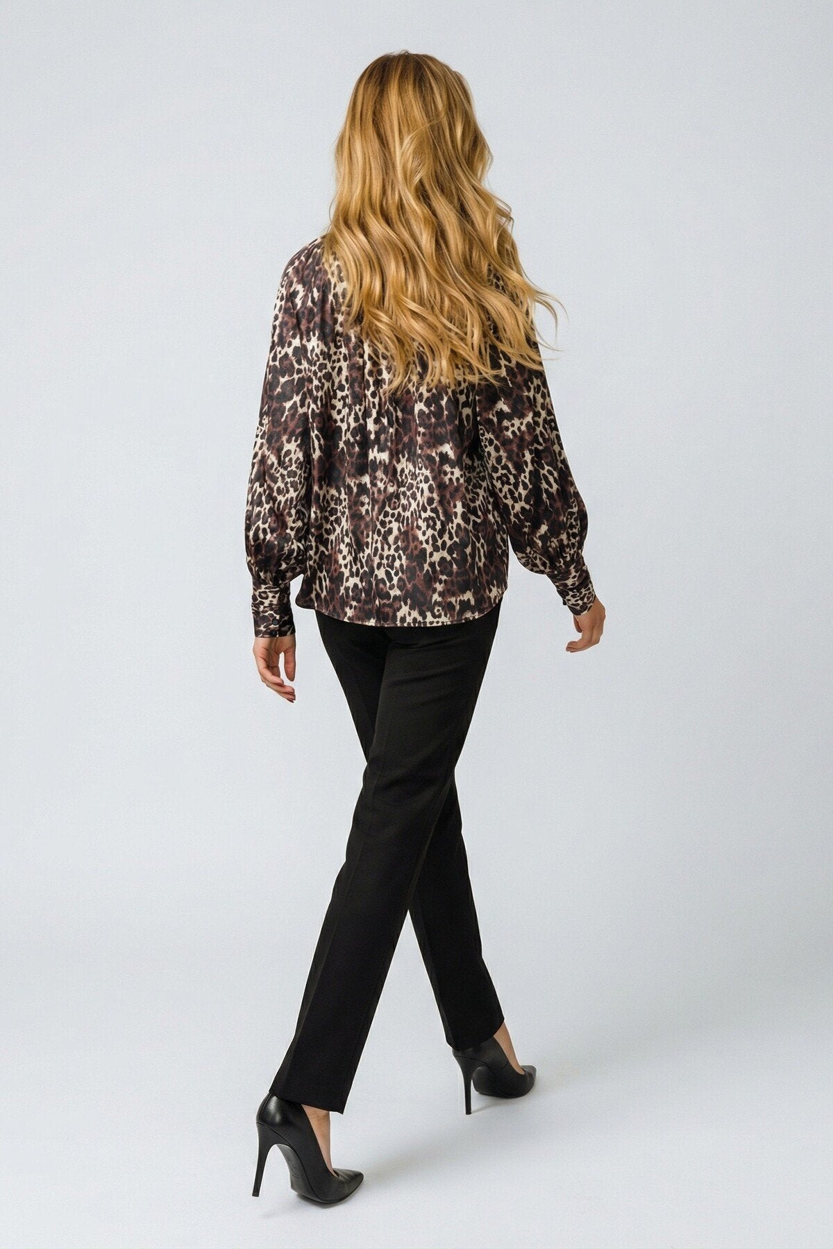 KADIN YAKA VE MANŞET DETAYLI LEOPAR DESENLİ SALAŞ SATEN BLUZ