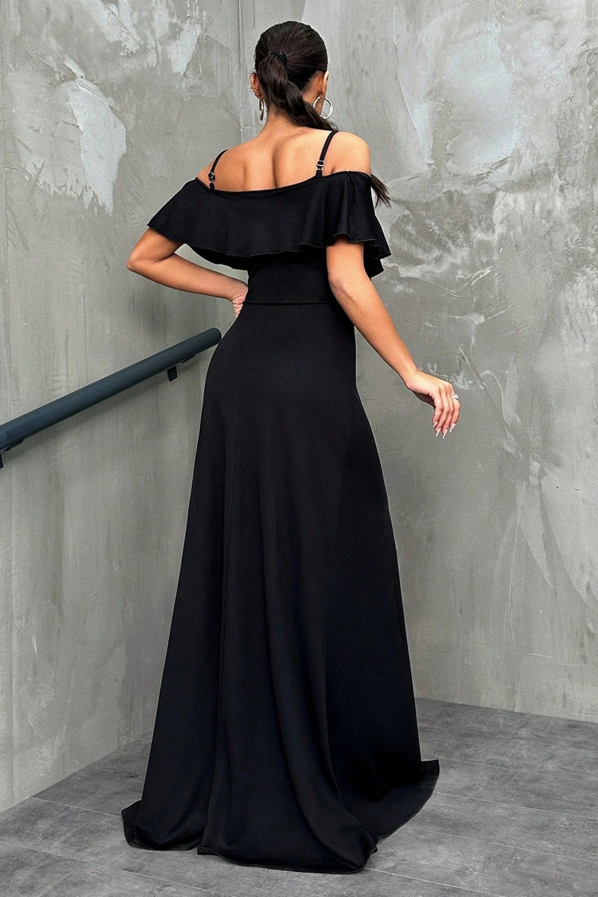 KADIN YAKASI VOLANLI YIRTMAÇ DETAYLI ESNEK ÖRME KUMAŞ MAXİ ELBİSE