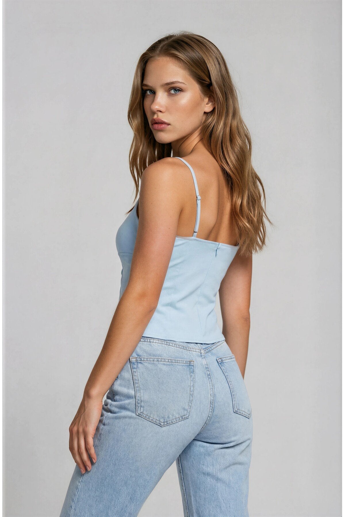 KADIN V YAKA FİYONKLU CUT-OUT DETAYLI ATLAS KUMAŞ İNCE ASKILI KOLSUZ BLUZ