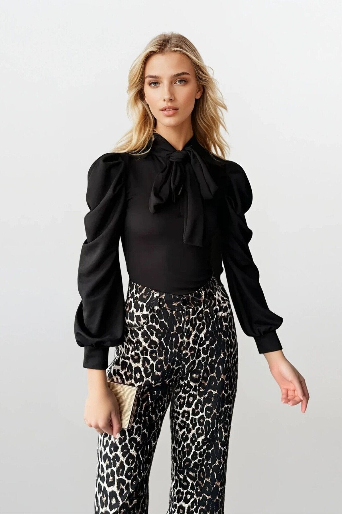 KADIN YAKASI FİYONK DETAYLI ESNEK KUMAŞ PRENSES KOL BLUZ