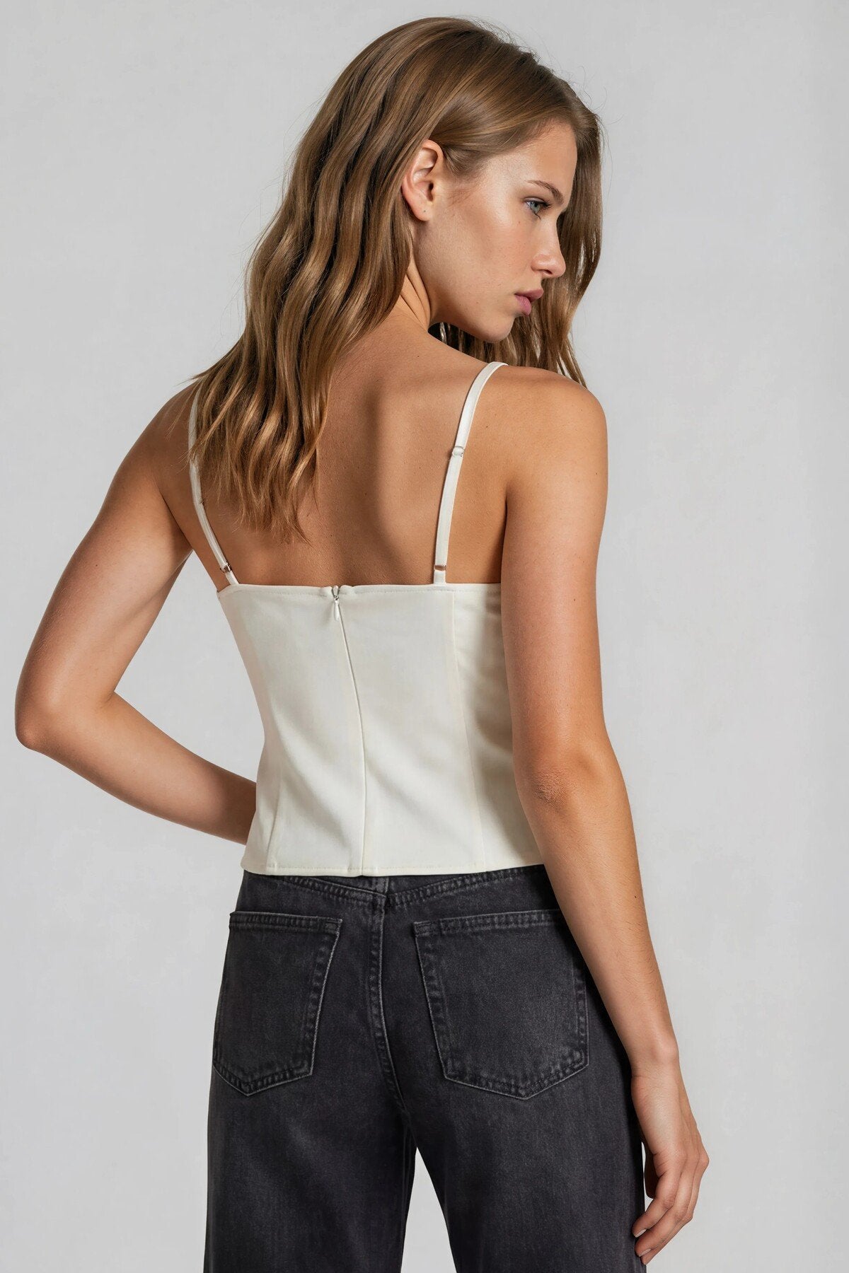 KADIN V YAKA FİYONKLU CUT-OUT DETAYLI ATLAS KUMAŞ İNCE ASKILI KOLSUZ BLUZ