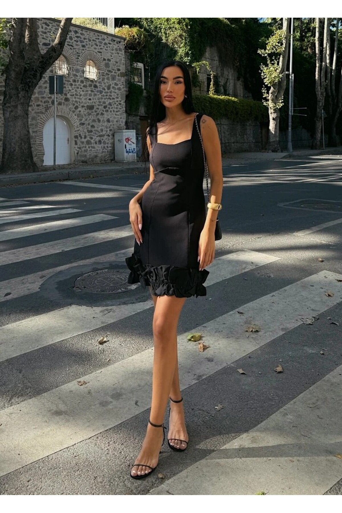 KADIN ETEĞİ SATEN GARNİLİ VE FIRFIRLI KALIN ASKILI ATLAS KUMAŞ ELBİSE