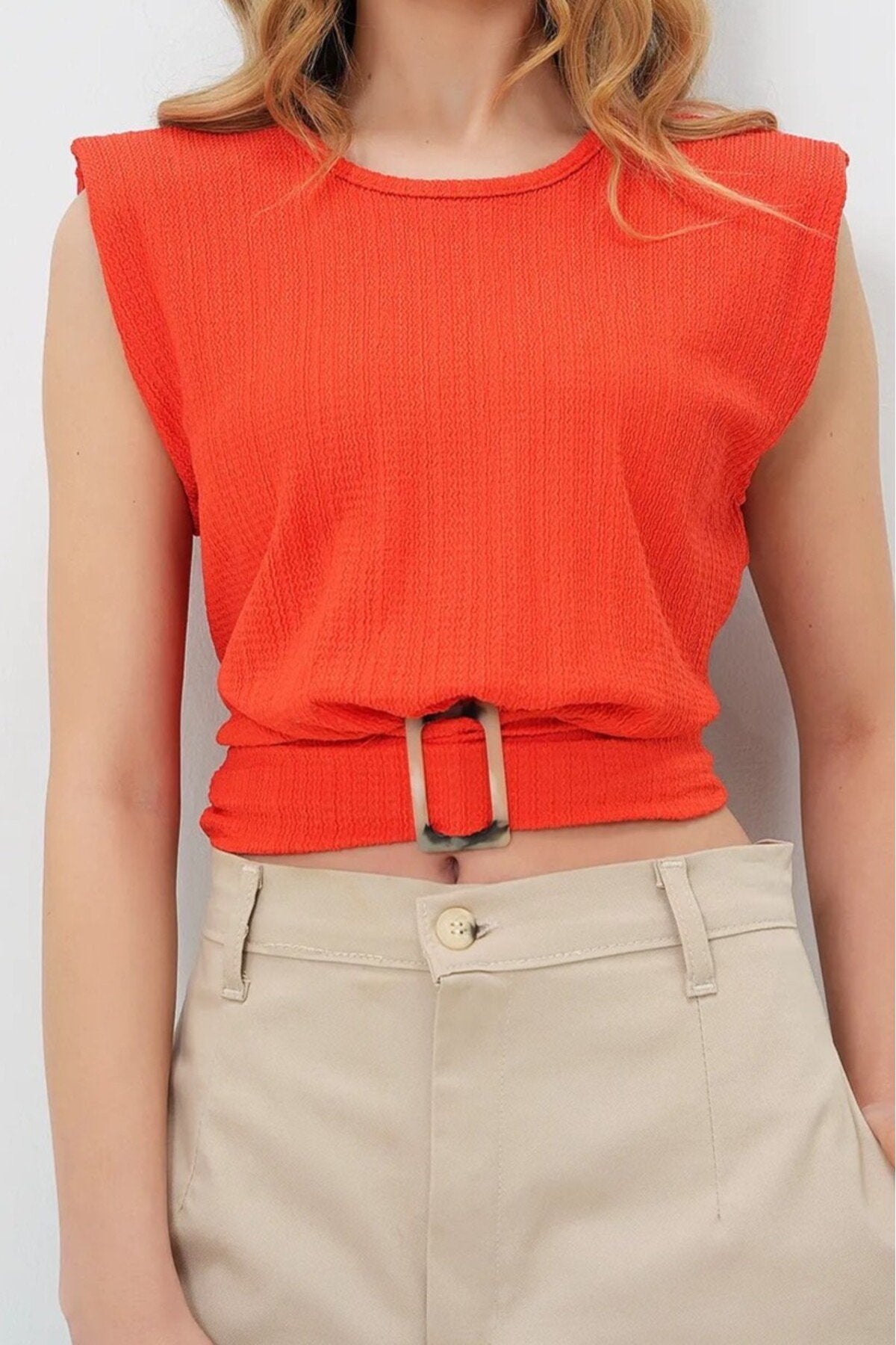 KADIN DOKULU KUMAŞ TOKA DETAYLI VATKALI BLUZ