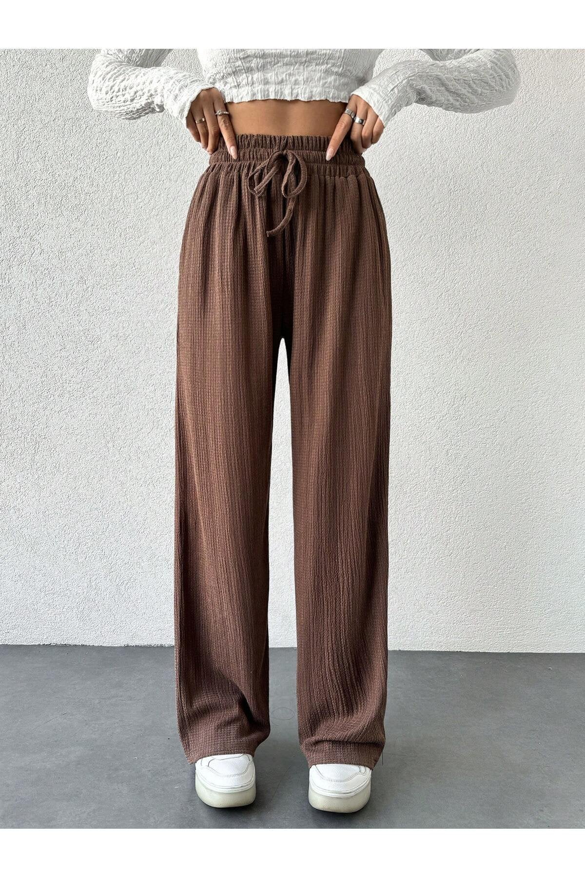 KADIN DOKULU KUMAŞ RAHAT KESİM BELİ LASTİKLİ CEPLİ SALAŞ PANTOLON