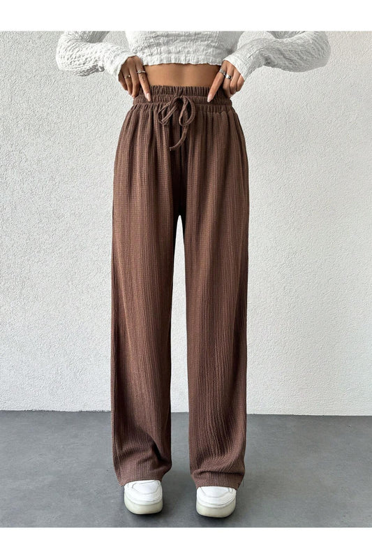 KADIN DOKULU KUMAŞ RAHAT KESİM BELİ LASTİKLİ CEPLİ SALAŞ PANTOLON