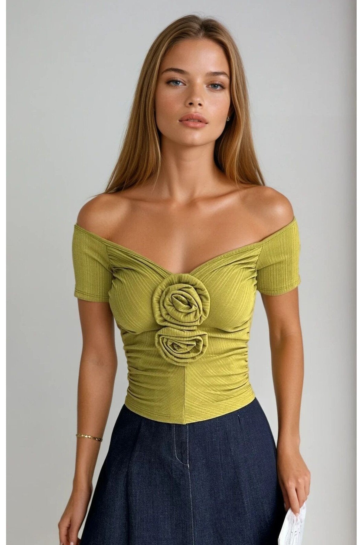 KADIN GÜL DETAYLI DÜŞÜK OMUZ ÖRME KUMAŞ BLUZ