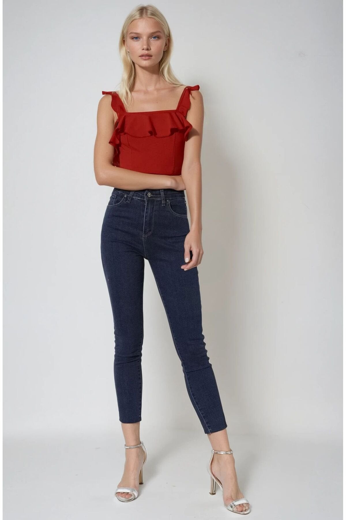 KADIN YAKASI VE OMUZLARI FIRFIRLI KARE YAKA ESNEK KUMAŞ BLUZ