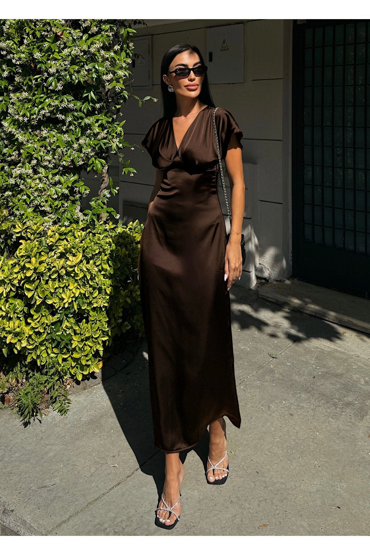 KADIN V YAKA PİLELİ SATEN MİDİ ELBİSE