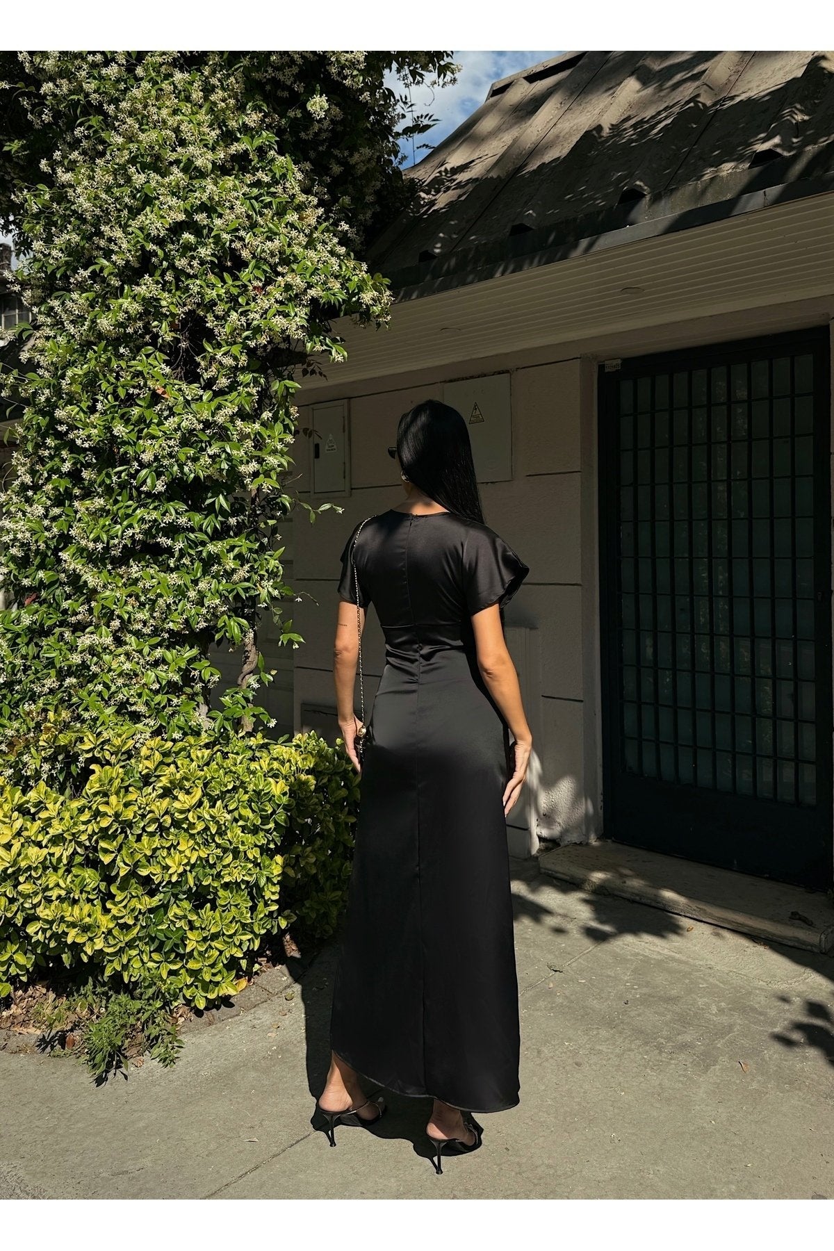 KADIN V YAKA PİLELİ SATEN MİDİ ELBİSE