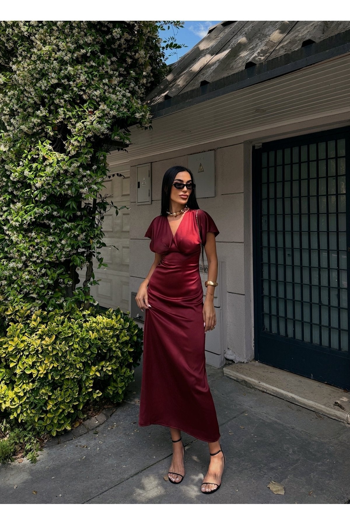 KADIN V YAKA PİLELİ SATEN MİDİ ELBİSE