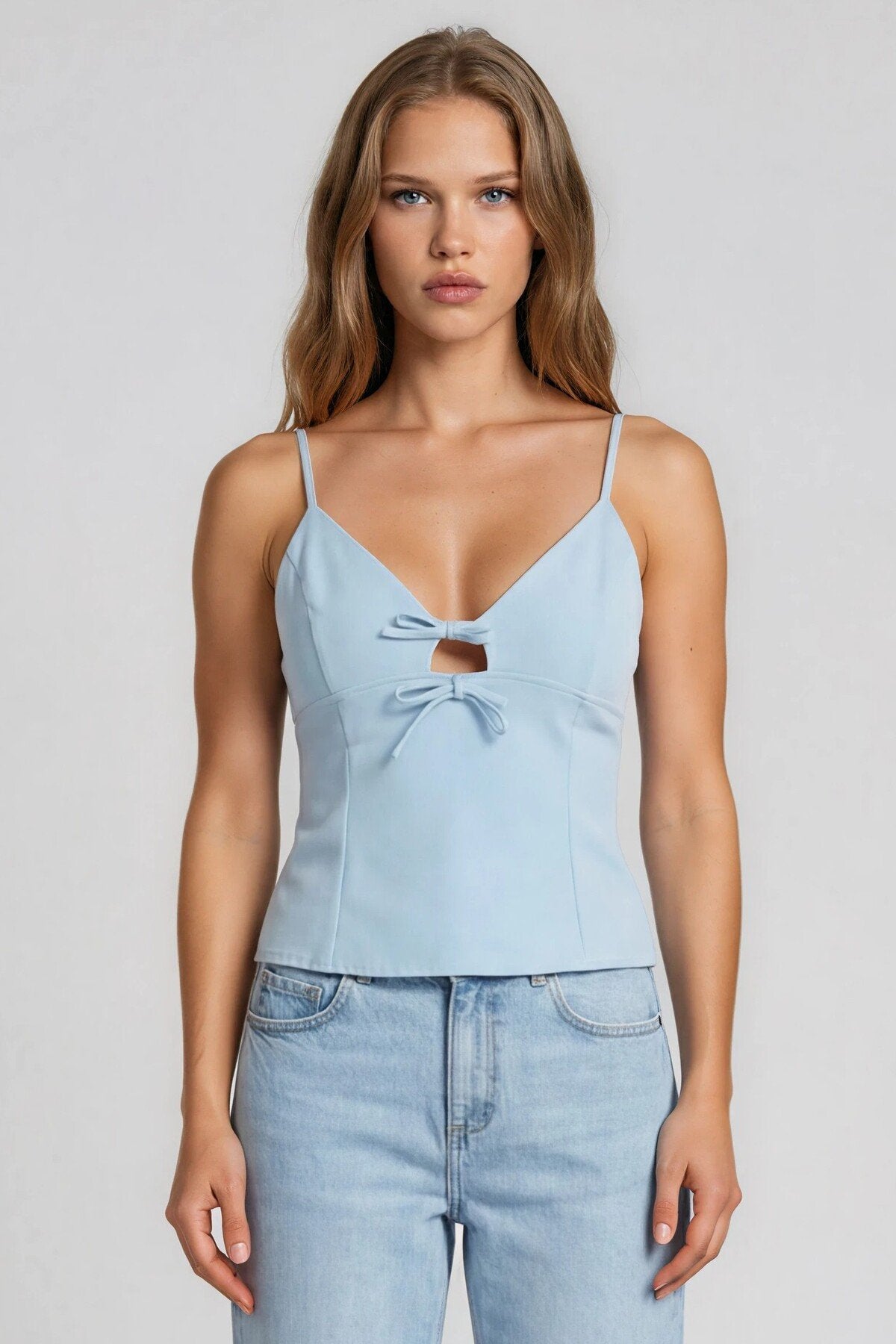 KADIN V YAKA FİYONKLU CUT-OUT DETAYLI ATLAS KUMAŞ İNCE ASKILI KOLSUZ BLUZ