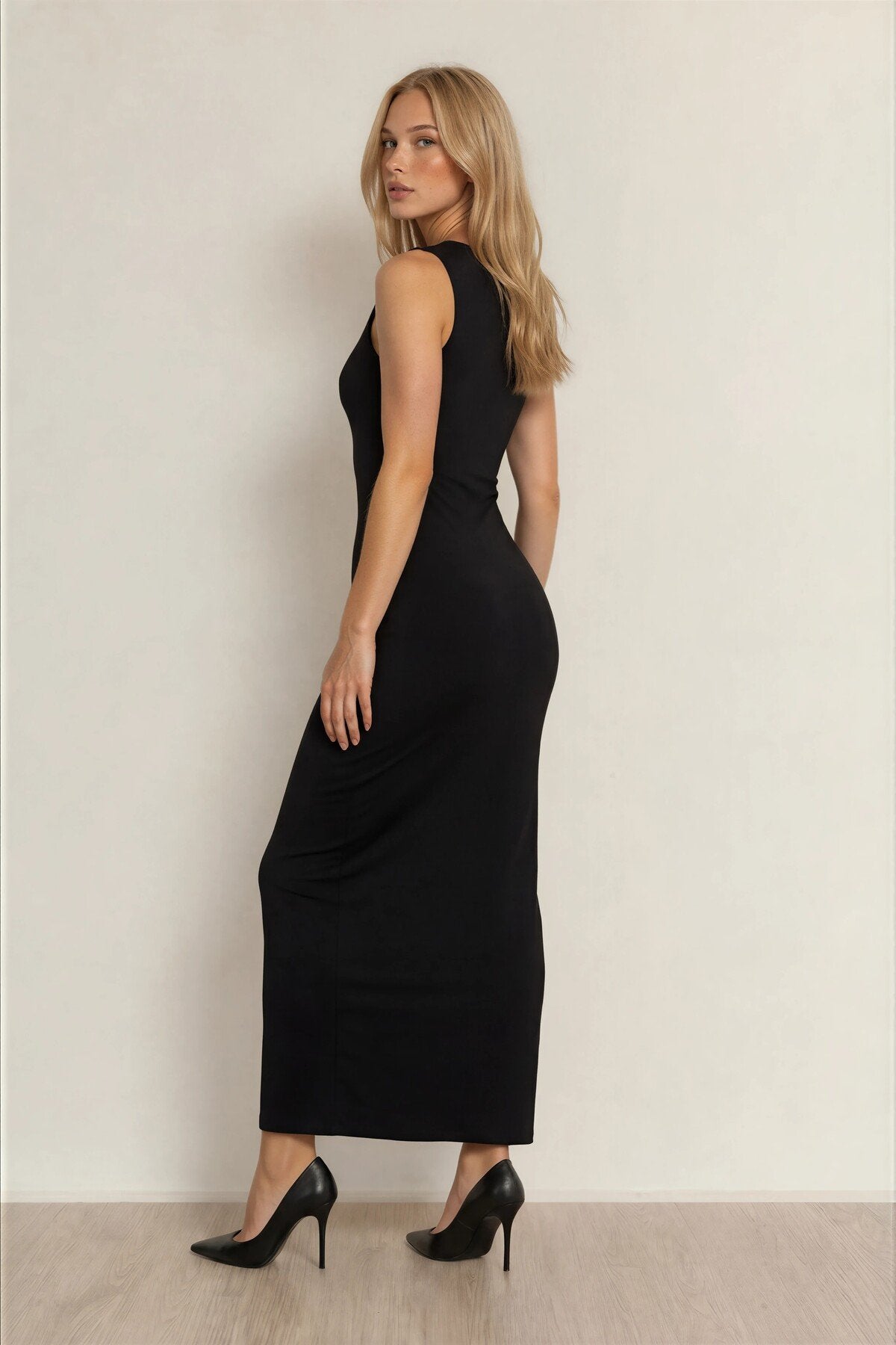 KADIN AKSESUAR DETAYLI DRAPELİ LİKRALI KUMAŞ KOLSUZ UZUN ELBİSE