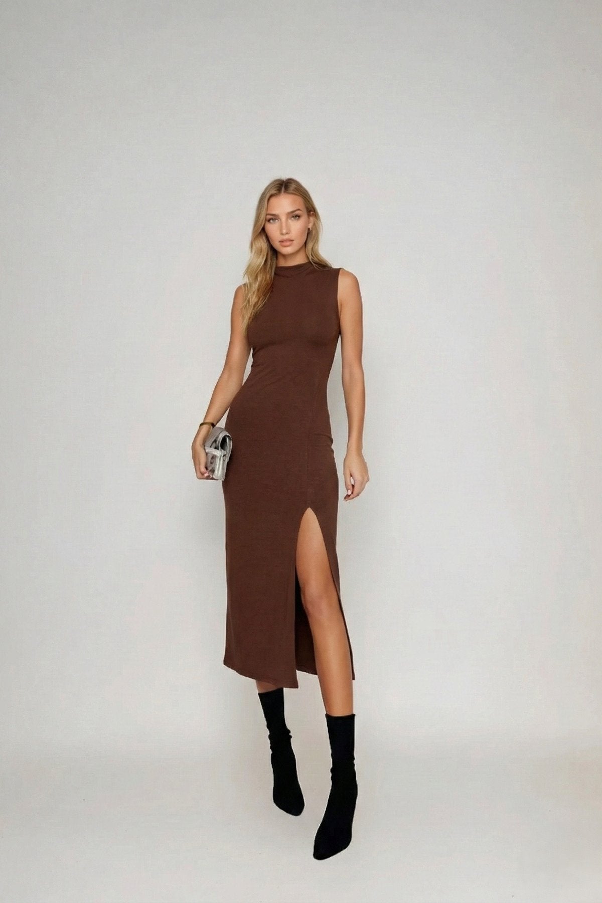 KADIN DİK YAKA KOLSUZ ESNEK KUMAŞ YIRTMAÇLI ELBİSE