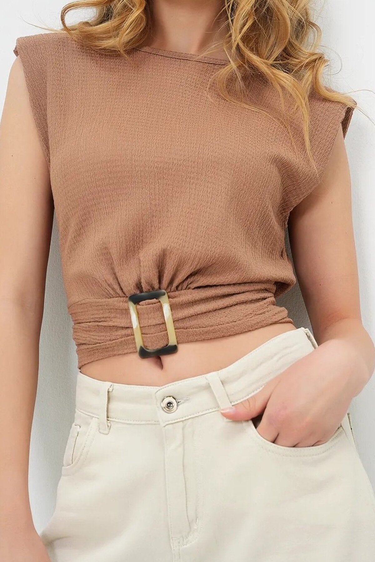 KADIN DOKULU KUMAŞ TOKA DETAYLI VATKALI BLUZ