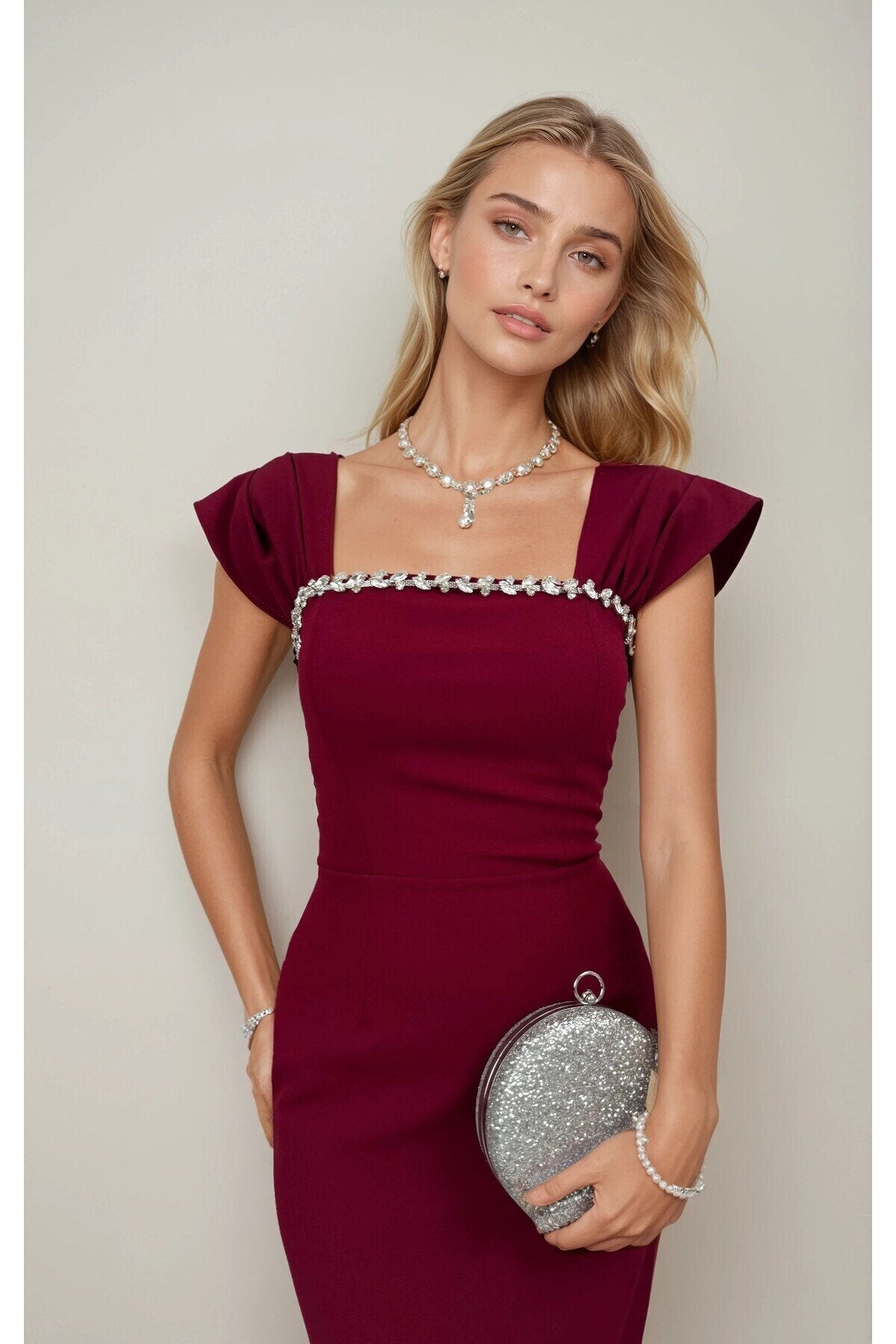 KADIN YAKASI TAŞ DETAYLI ATLAS KUMAŞ UZUN BOY DÜĞÜN NİŞAN SÖZ DAVET ELBİSESİ