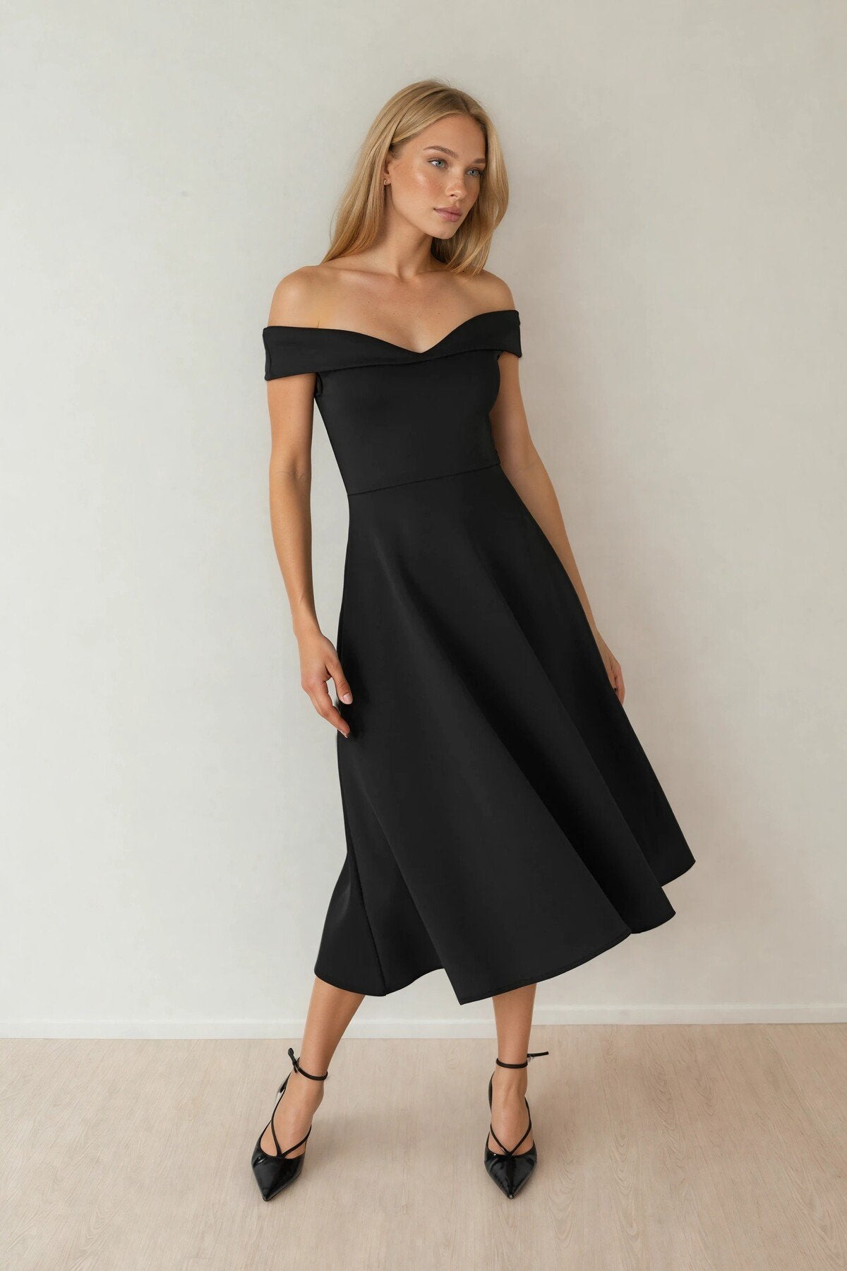 KADIN MADONNA YAKA ETEĞİ KLOŞ LİKRALI KUMAŞ MİDİ BOY ELBİSE