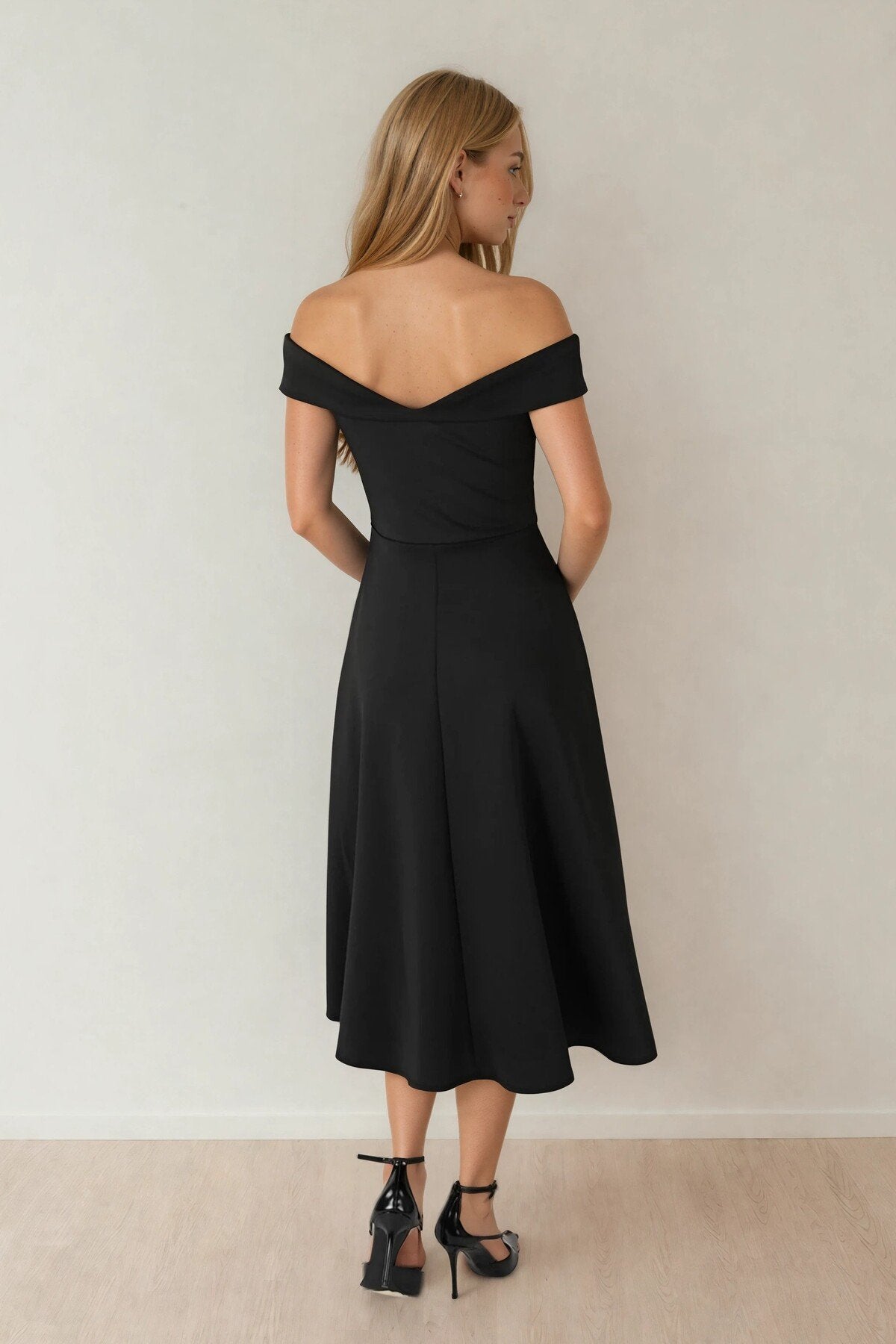 KADIN MADONNA YAKA ETEĞİ KLOŞ LİKRALI KUMAŞ MİDİ BOY ELBİSE