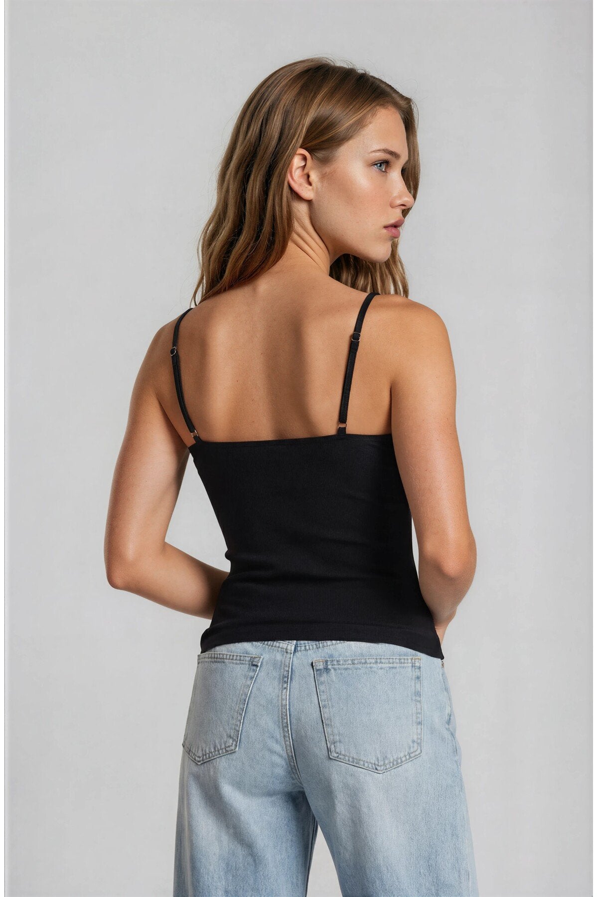 KADIN V YAKA FİYONKLU CUT-OUT DETAYLI ATLAS KUMAŞ İNCE ASKILI KOLSUZ BLUZ