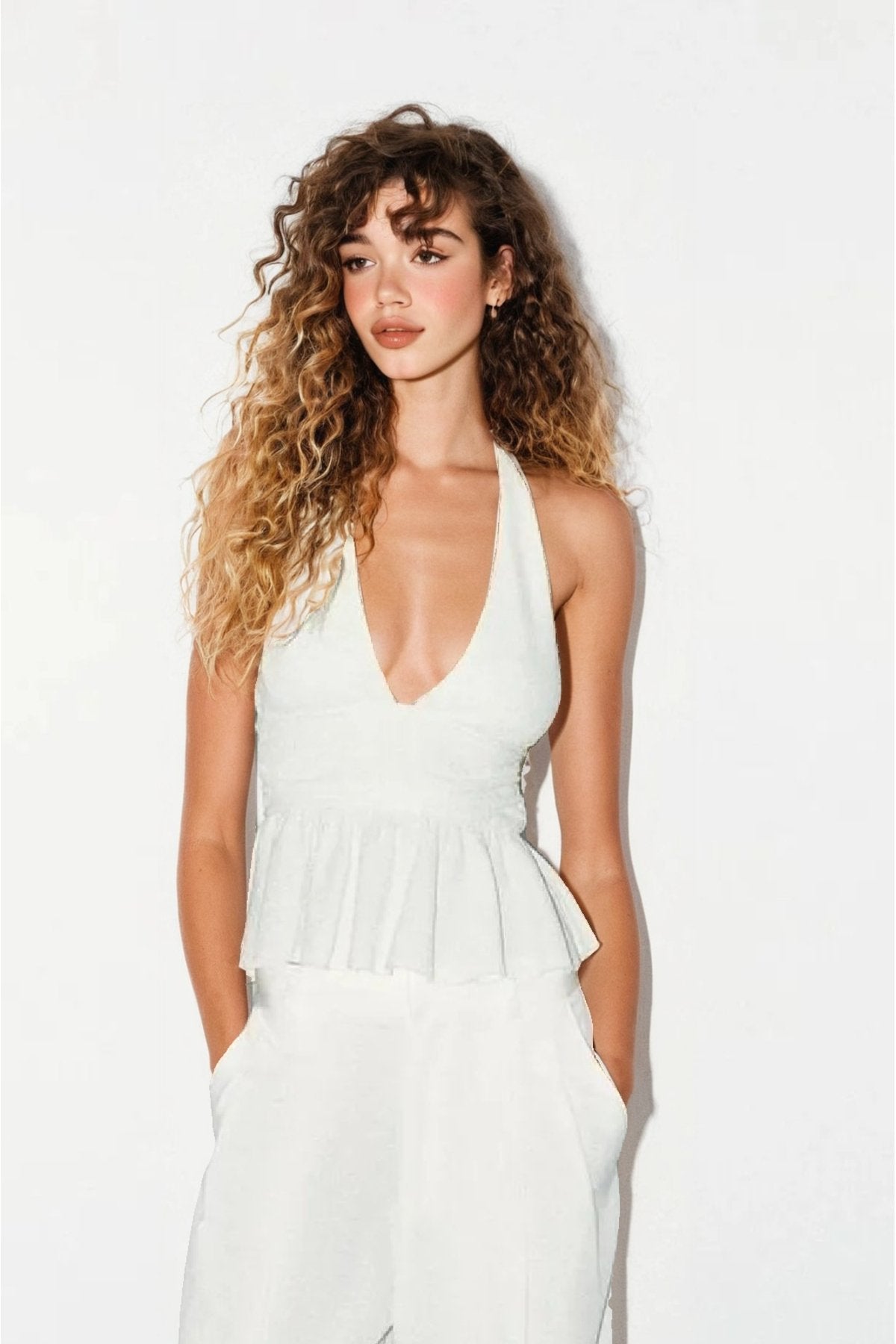 KADIN V YAKA SIRTI AÇIK DOKULU KUMAŞ ETEĞİ VOLANLI BLUZ