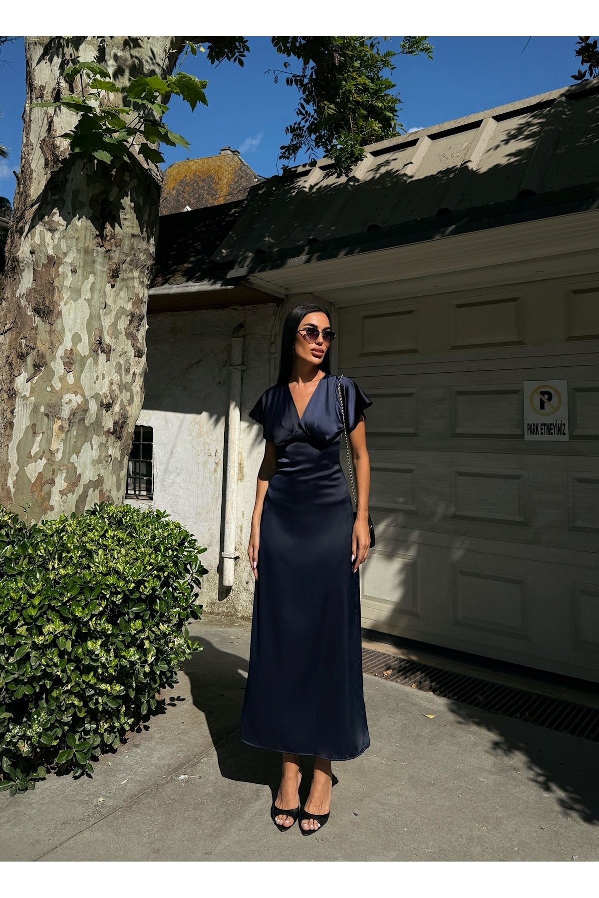 KADIN V YAKA PİLELİ SATEN MİDİ ELBİSE