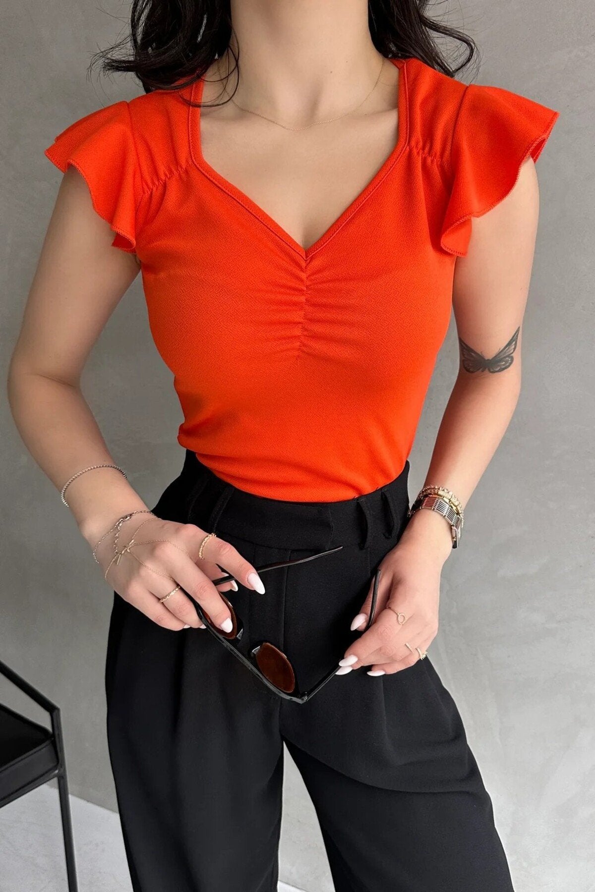 KADIN KALP YAKA ÖNÜ BÜZGÜLÜ OMUZLARI FIRFIRLI ESNEK ÖRME KUMAŞ BLUZ