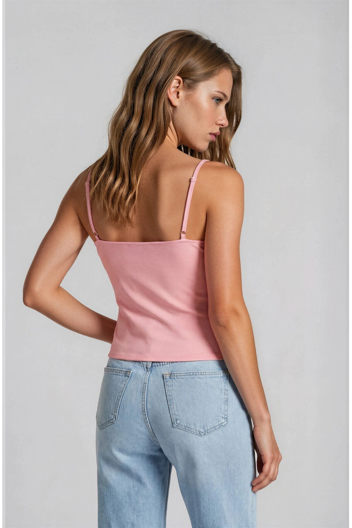 KADIN V YAKA FİYONKLU CUT-OUT DETAYLI ATLAS KUMAŞ İNCE ASKILI KOLSUZ BLUZ