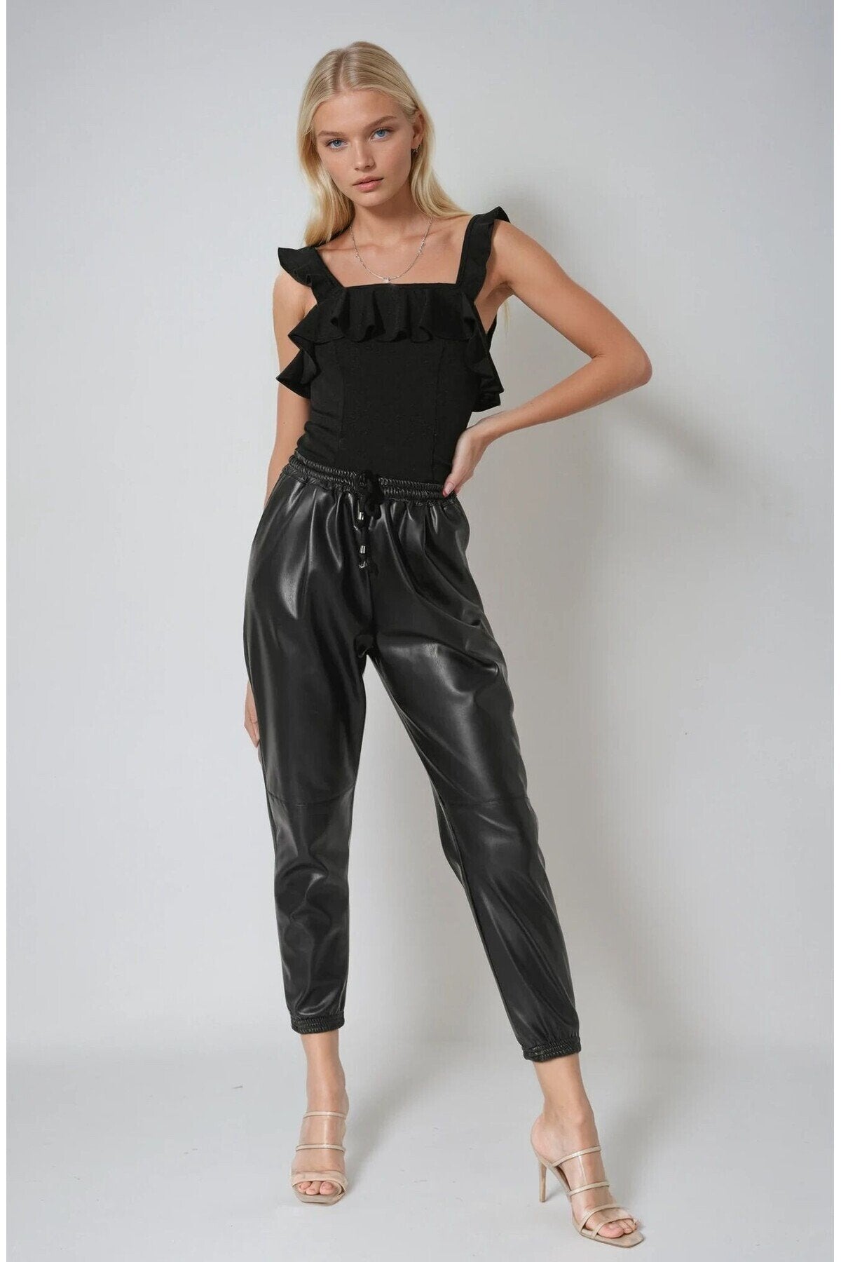 KADIN YAKASI VE OMUZLARI FIRFIRLI KARE YAKA ESNEK KUMAŞ BLUZ