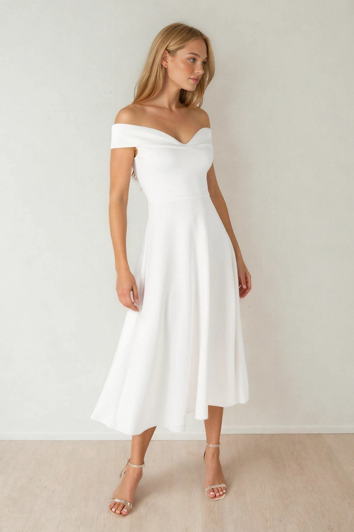 KADIN MADONNA YAKA ETEĞİ KLOŞ LİKRALI KUMAŞ MİDİ BOY ELBİSE