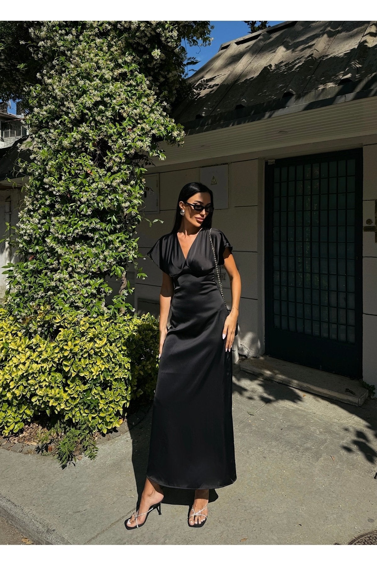 KADIN V YAKA PİLELİ SATEN MİDİ ELBİSE