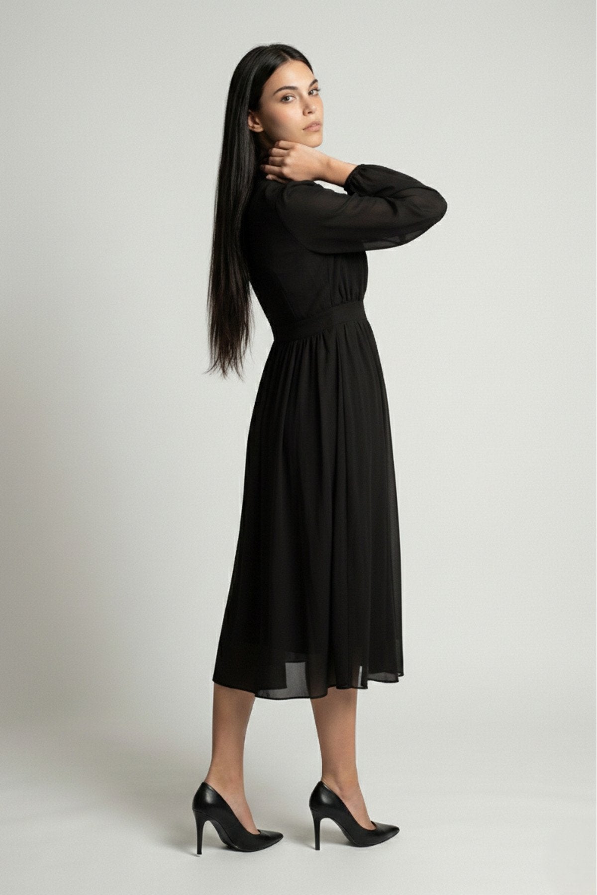 KADIN YARIM BALIKÇI YAKA BÜZGÜ DETAYLI ASTARLI MİDİ BOY ŞİFON ELBİSE