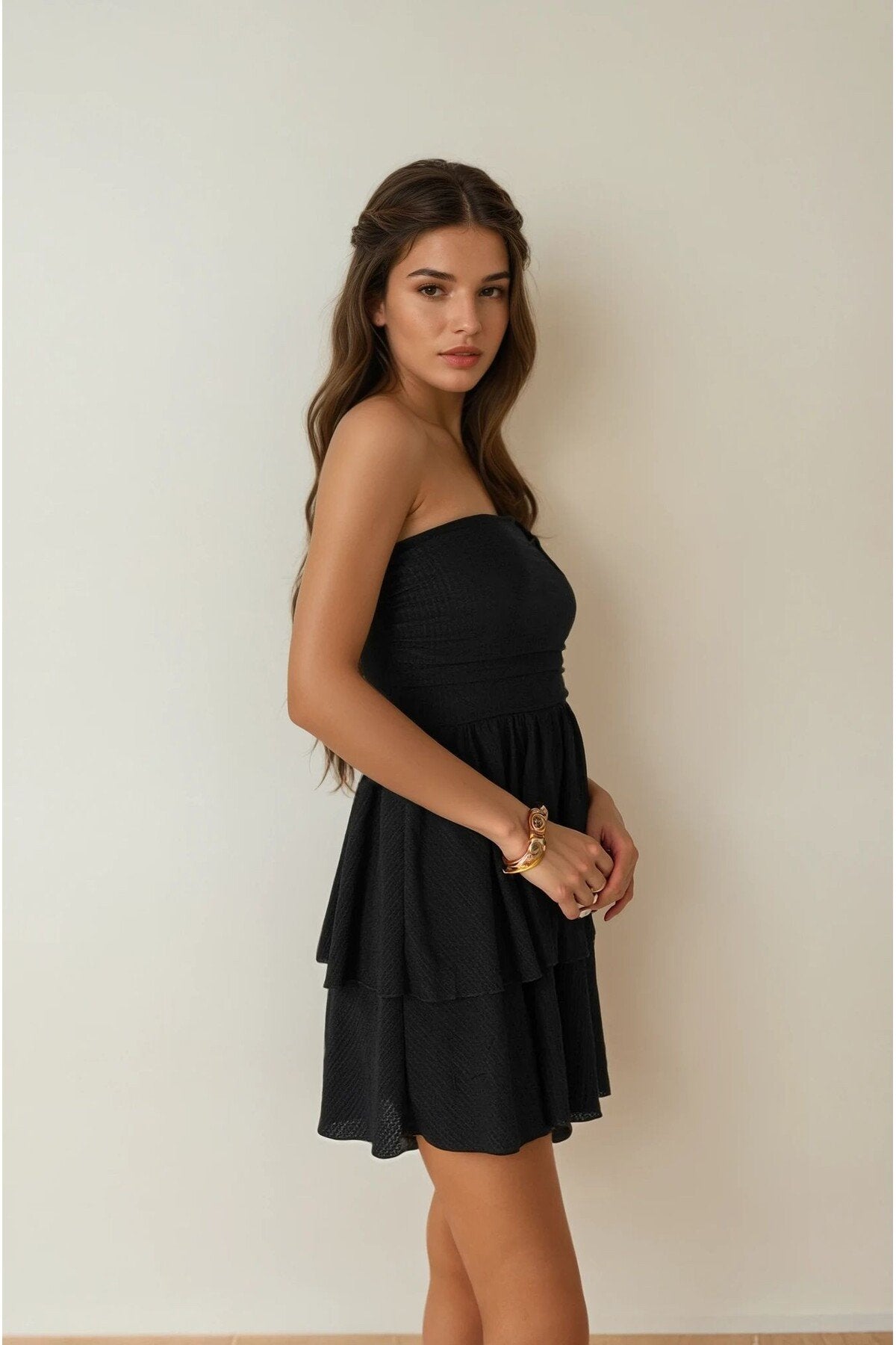 KADIN DOKULU KUMAŞ ETEĞİ ÇİFT KAT DRAPE DETAYLI STRAPLEZ ELBİSE