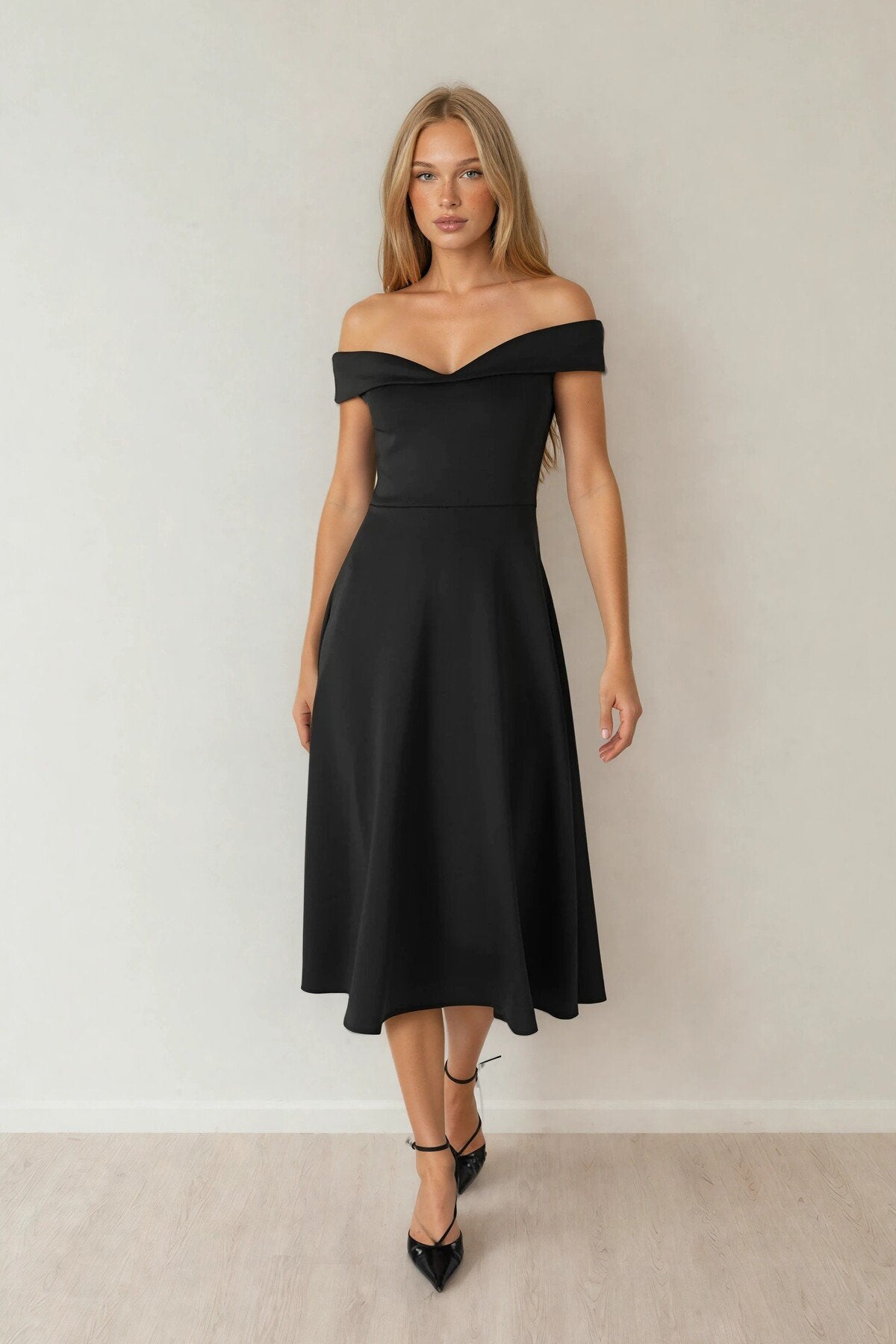 KADIN MADONNA YAKA ETEĞİ KLOŞ LİKRALI KUMAŞ MİDİ BOY ELBİSE