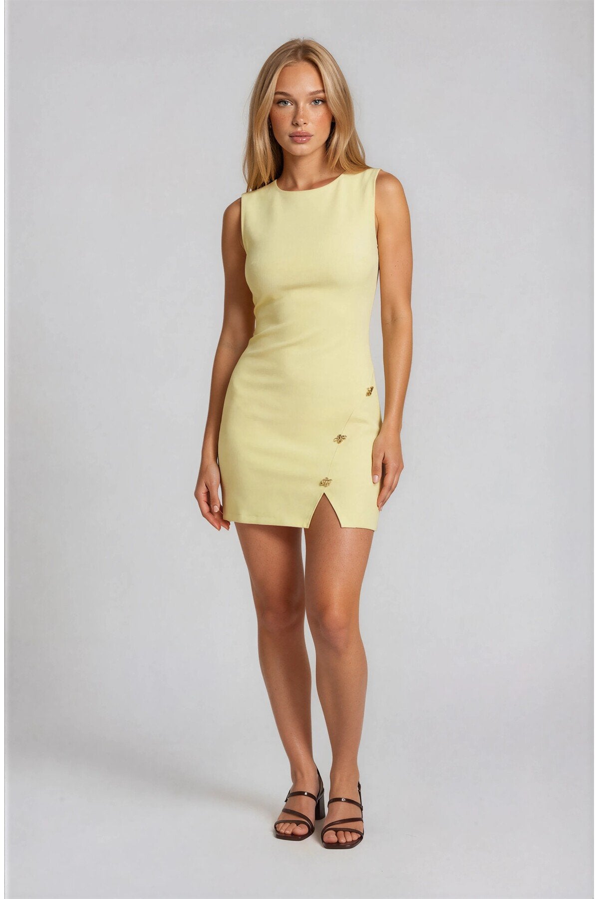 KADIN YIRTMAÇLI DÜĞME DETAYLI KOLSUZ ATLAS KUMAŞ MİNİ ELBİSE