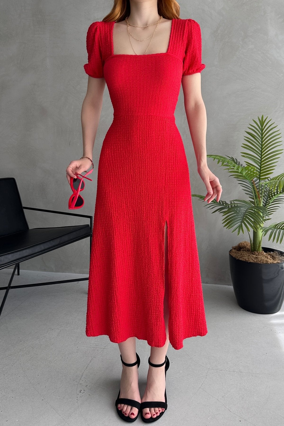 KADIN DOKULU KUMAŞ YIRTMAÇLI KARE YAKA SIRTI BAĞLAMALI ELBİSE