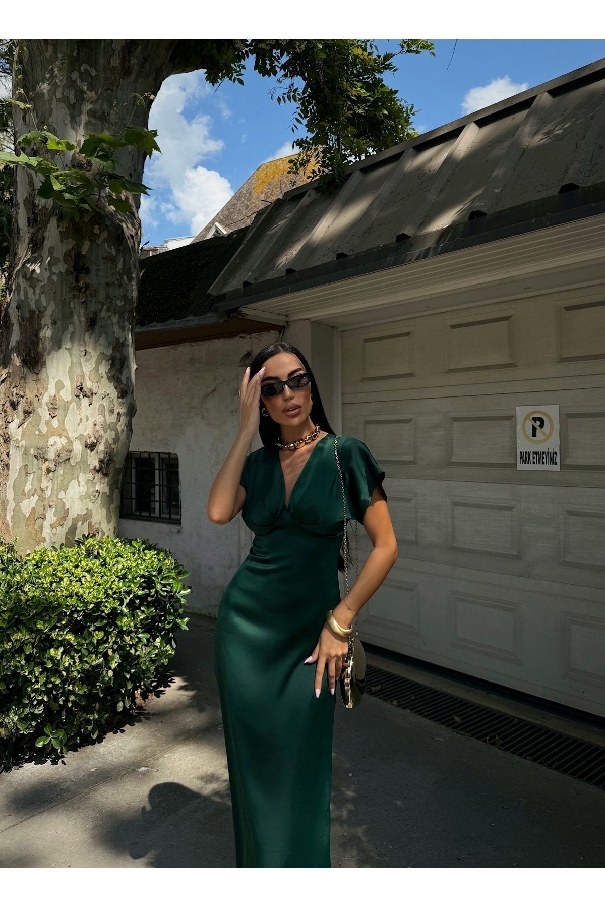 KADIN V YAKA PİLELİ SATEN MİDİ ELBİSE