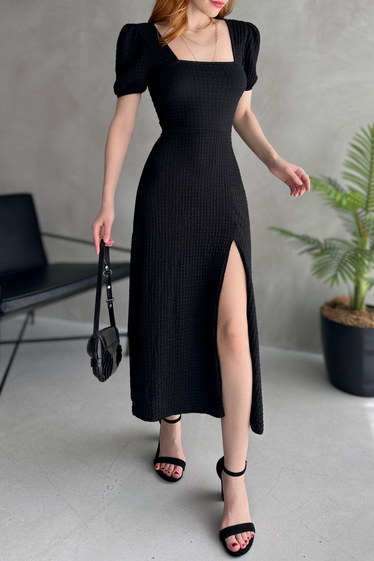 KADIN DOKULU KUMAŞ YIRTMAÇLI KARE YAKA SIRTI BAĞLAMALI ELBİSE