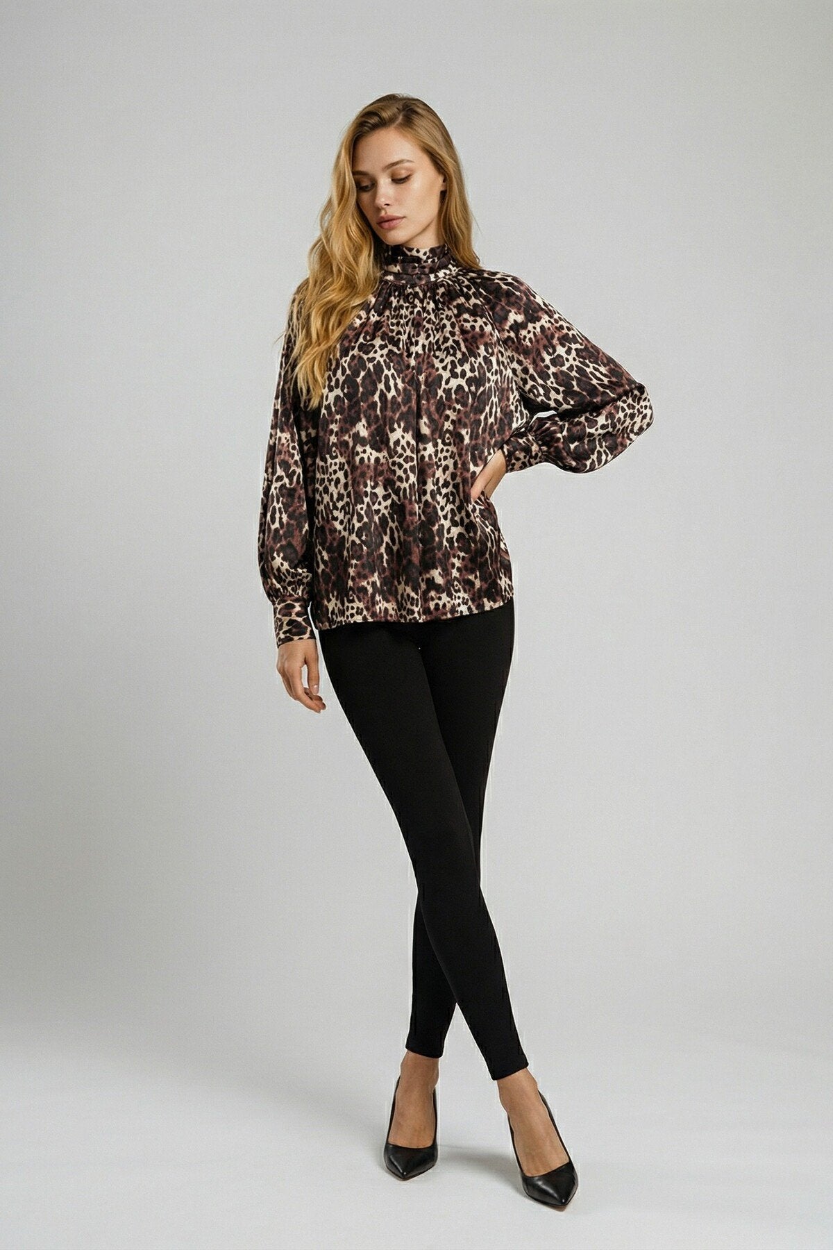 KADIN YAKA VE MANŞET DETAYLI LEOPAR DESENLİ SALAŞ SATEN BLUZ