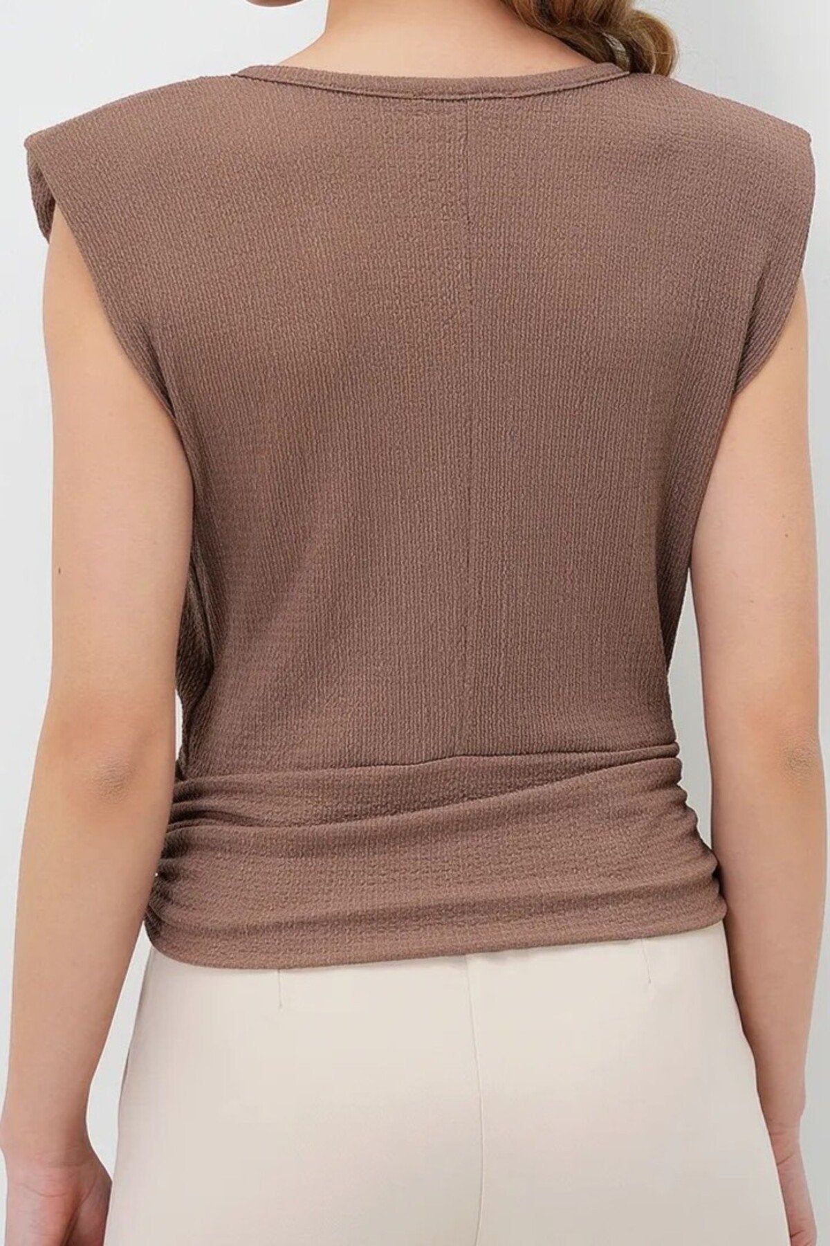 KADIN DOKULU KUMAŞ TOKA DETAYLI VATKALI BLUZ