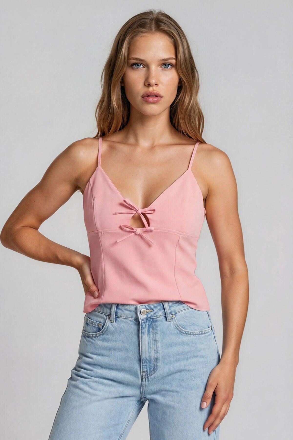 KADIN V YAKA FİYONKLU CUT-OUT DETAYLI ATLAS KUMAŞ İNCE ASKILI KOLSUZ BLUZ