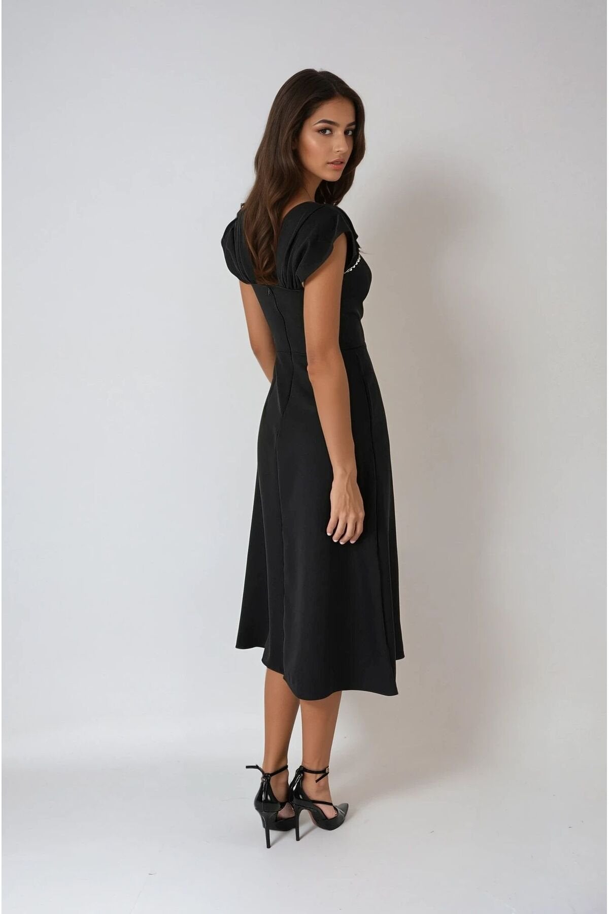 KADIN YAKASI İNCİ DETAYLI ATLAS KUMAŞ MİDİ BOY DÜĞÜN NİŞAN SÖZ DAVET ELBİSESİ