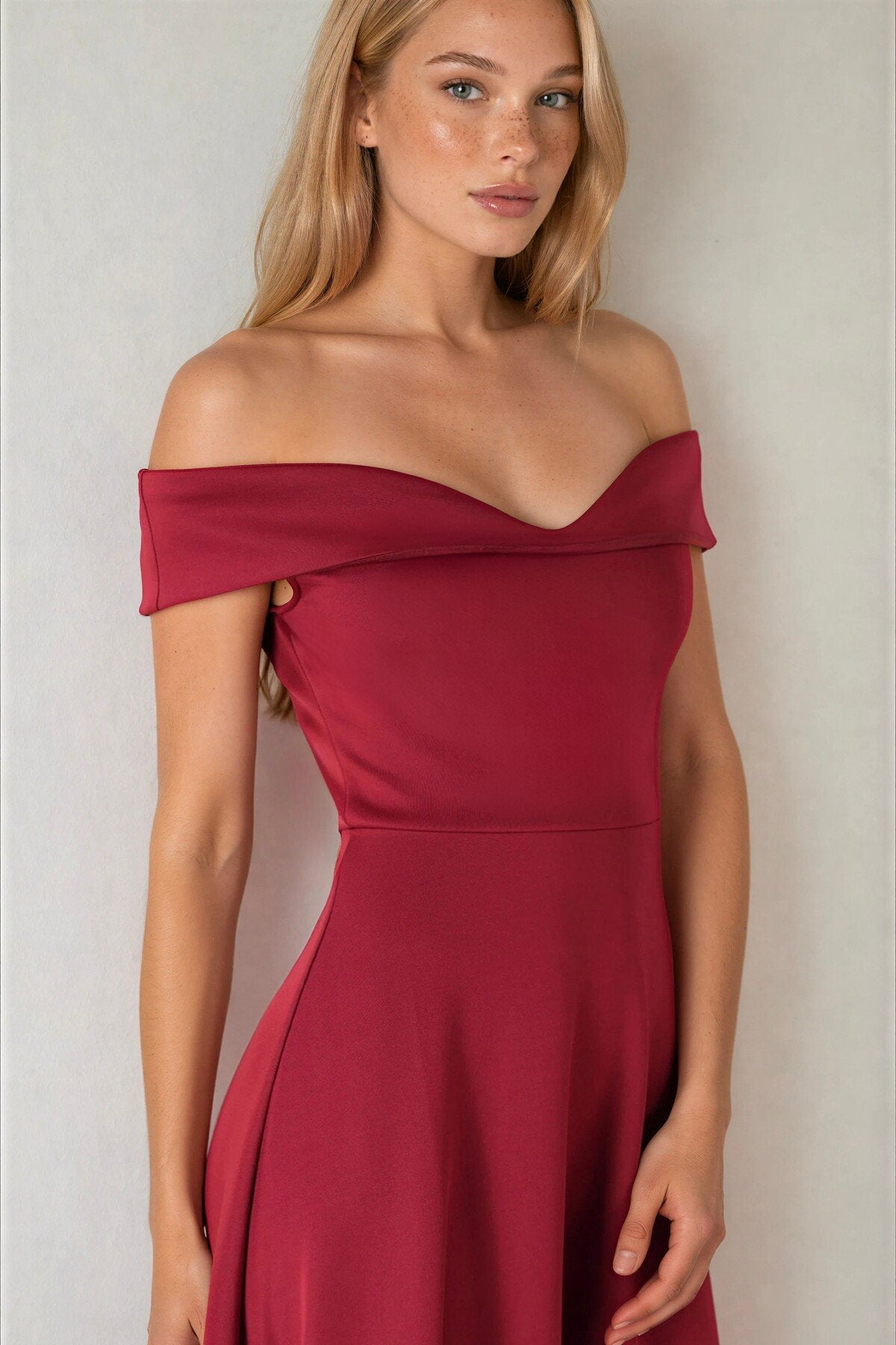 KADIN MADONNA YAKA ETEĞİ KLOŞ LİKRALI KUMAŞ MİDİ BOY ELBİSE