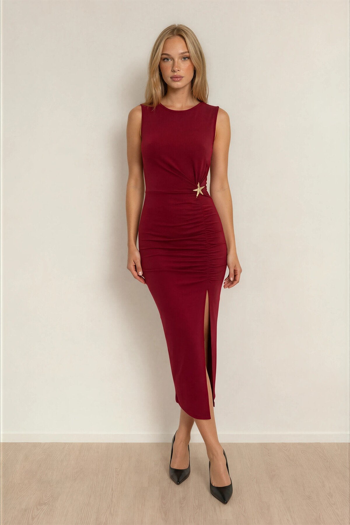 KADIN AKSESUAR DETAYLI DRAPELİ LİKRALI KUMAŞ KOLSUZ UZUN ELBİSE